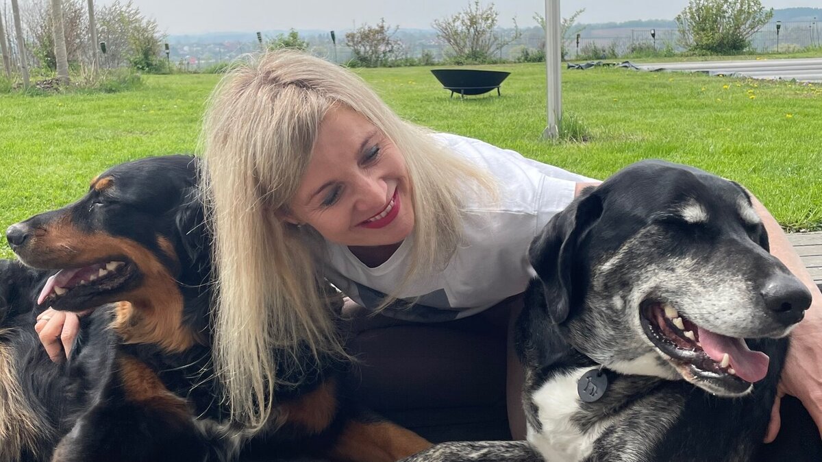 Tierärztin Dr. Susanne Stiegler mit Hunden