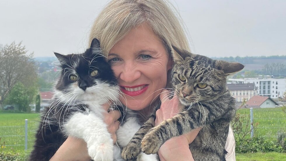 Tierärztin Dr. Susanne Stiegler mit Katzen